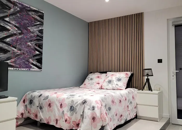 Au Pied Du Vieil Armand